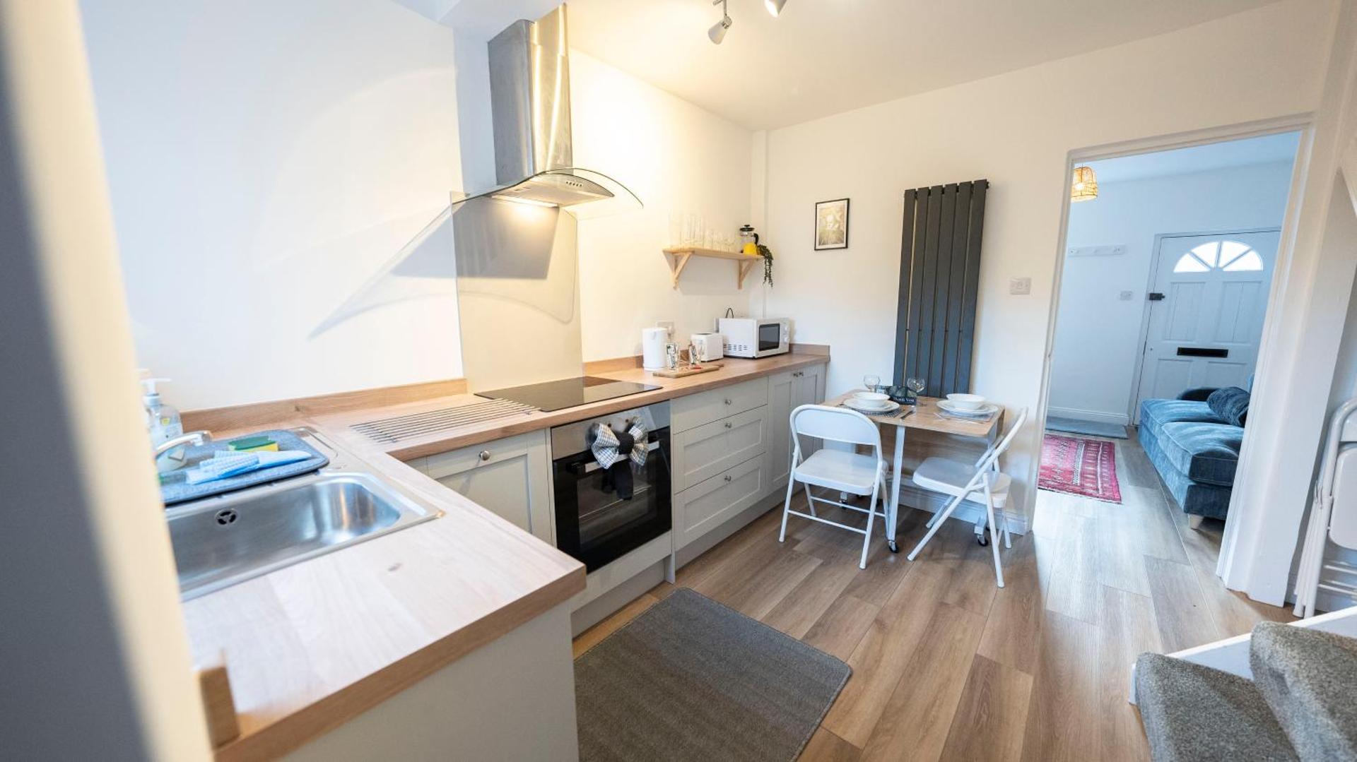 Cosy 2-Bedroom Townhouse - FREE Parking