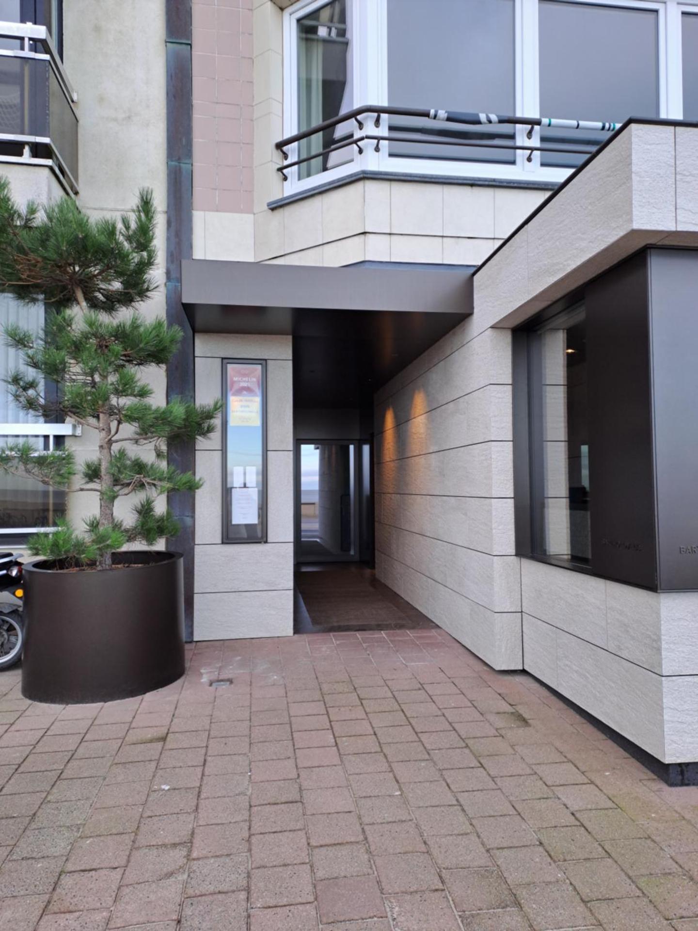 Appartement zeedijk Heist met garage