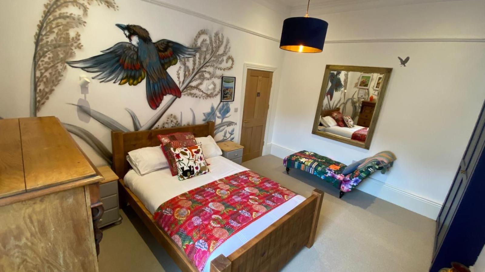 Victorian 2BR near beach w open living