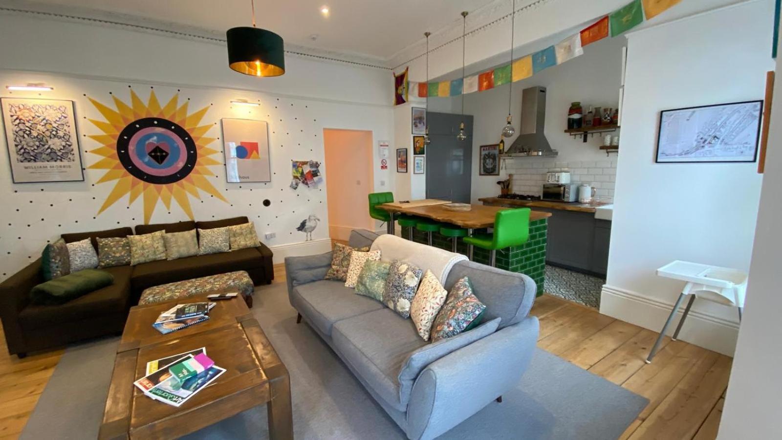 Victorian 2BR near beach w open living