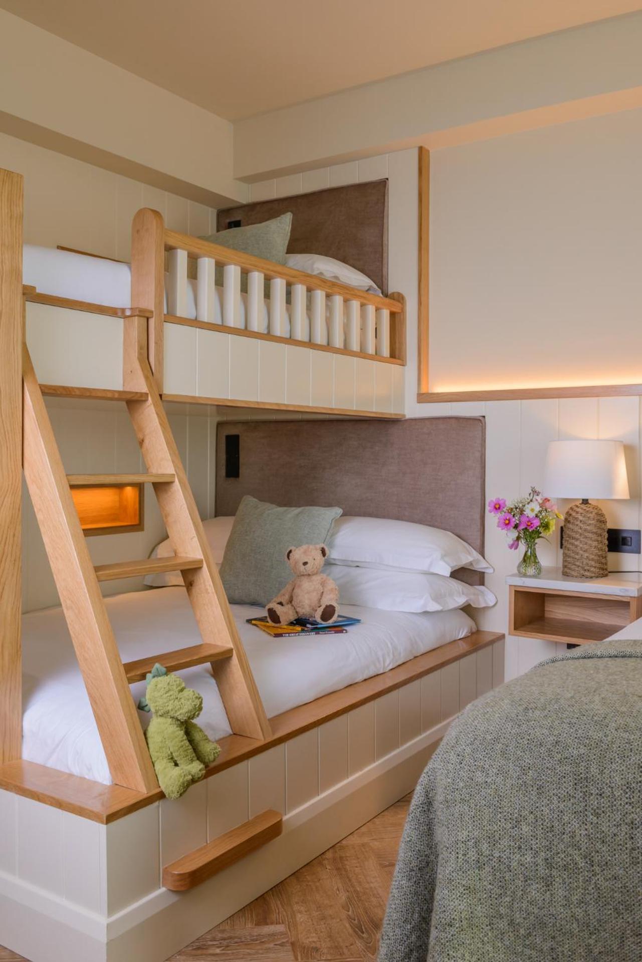 Bunk Bed Family Room (2 adults + 2 children)