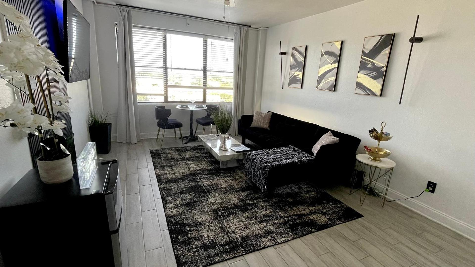 Modern Skyrise Condo Downtown Jax