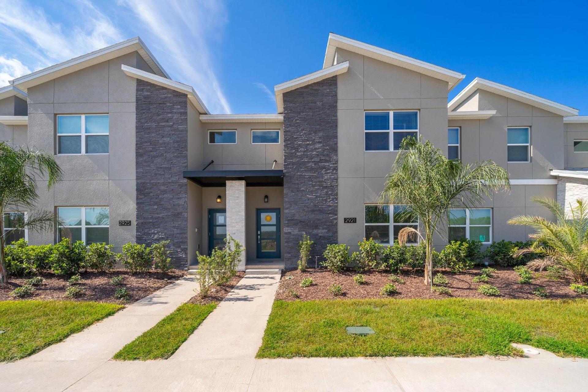 2921DH TOWNHOUSE 4 BEDROOMS & 3 BATHROOMS + POOL