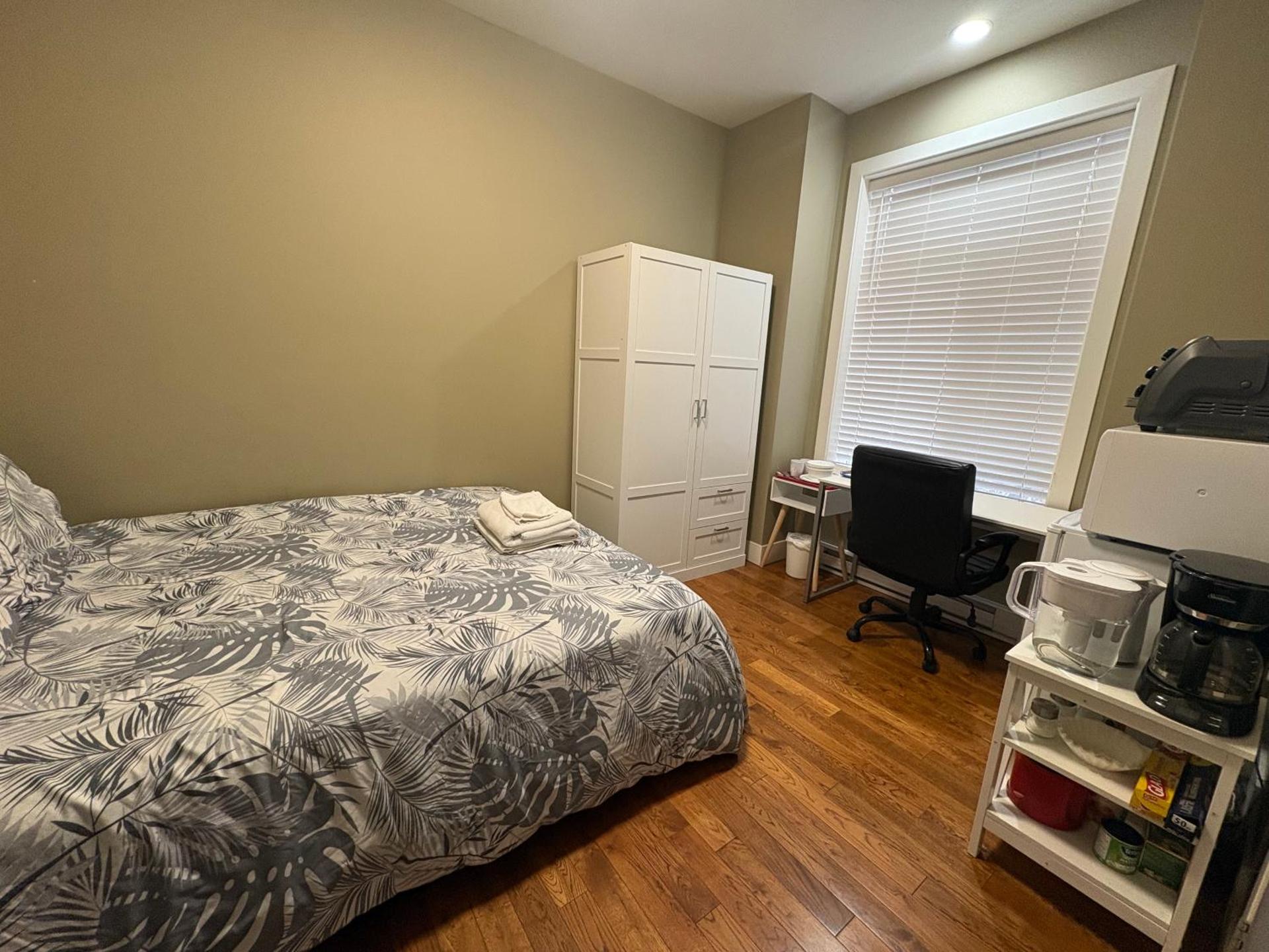 Guest room with private bath in Langford