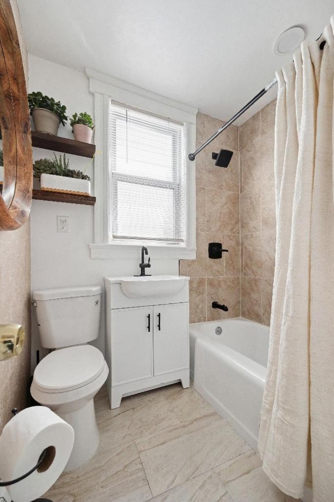 Spacious & Stylish 2BR Apartment Near Manhattan