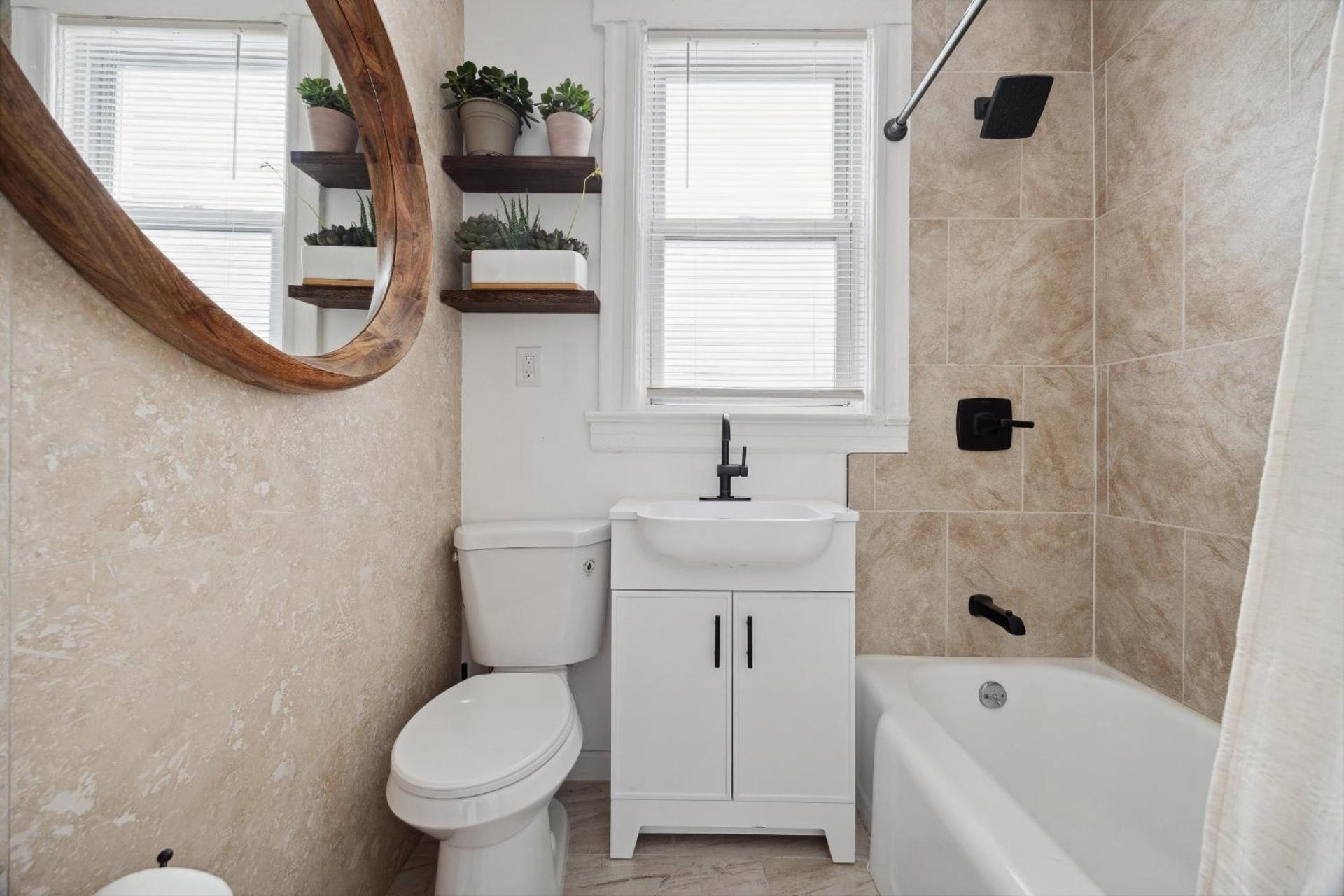 Spacious & Stylish 2BR Apartment Near Manhattan