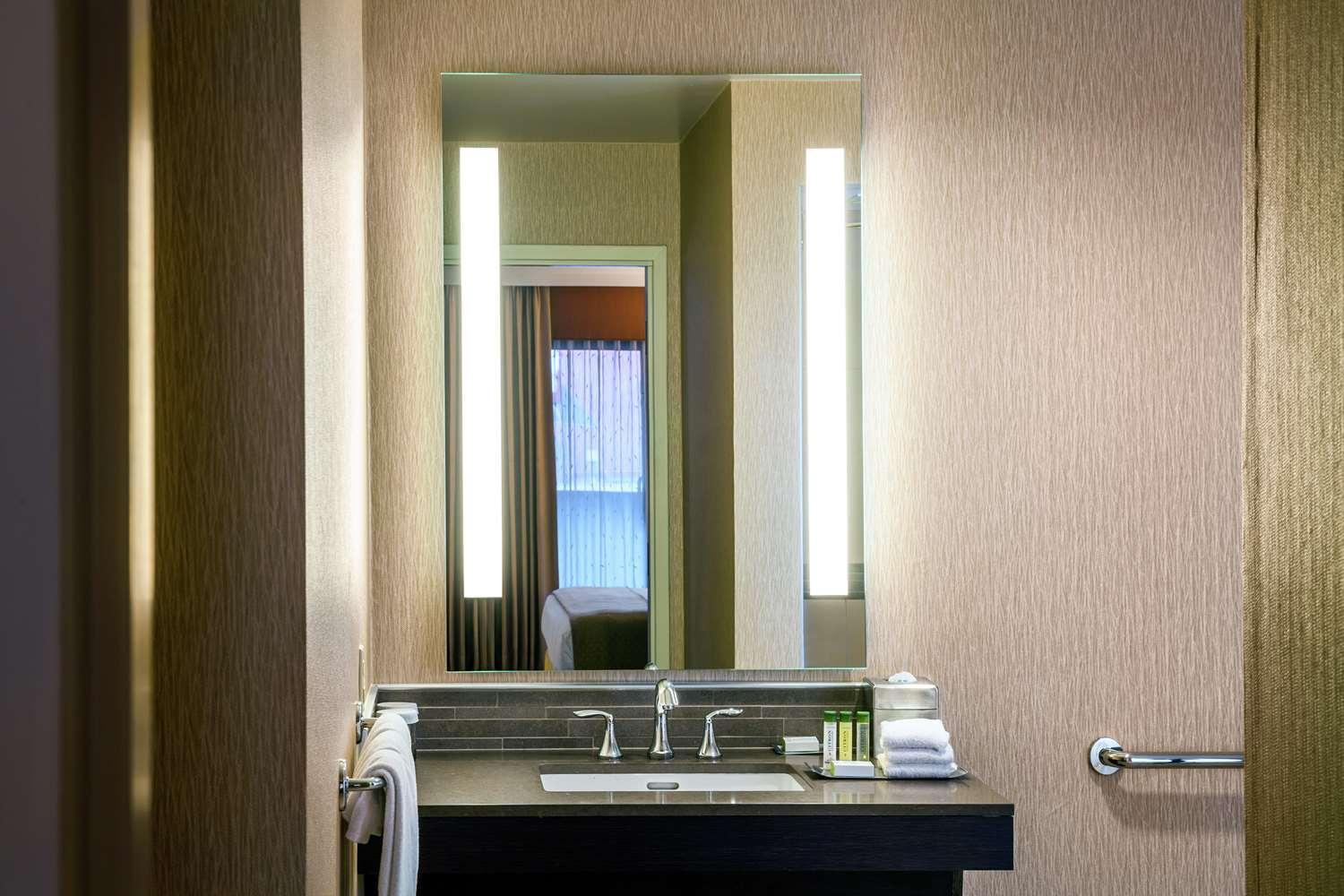 Zimmer mit Kingsize-Bett und Peloton-Fahrrad