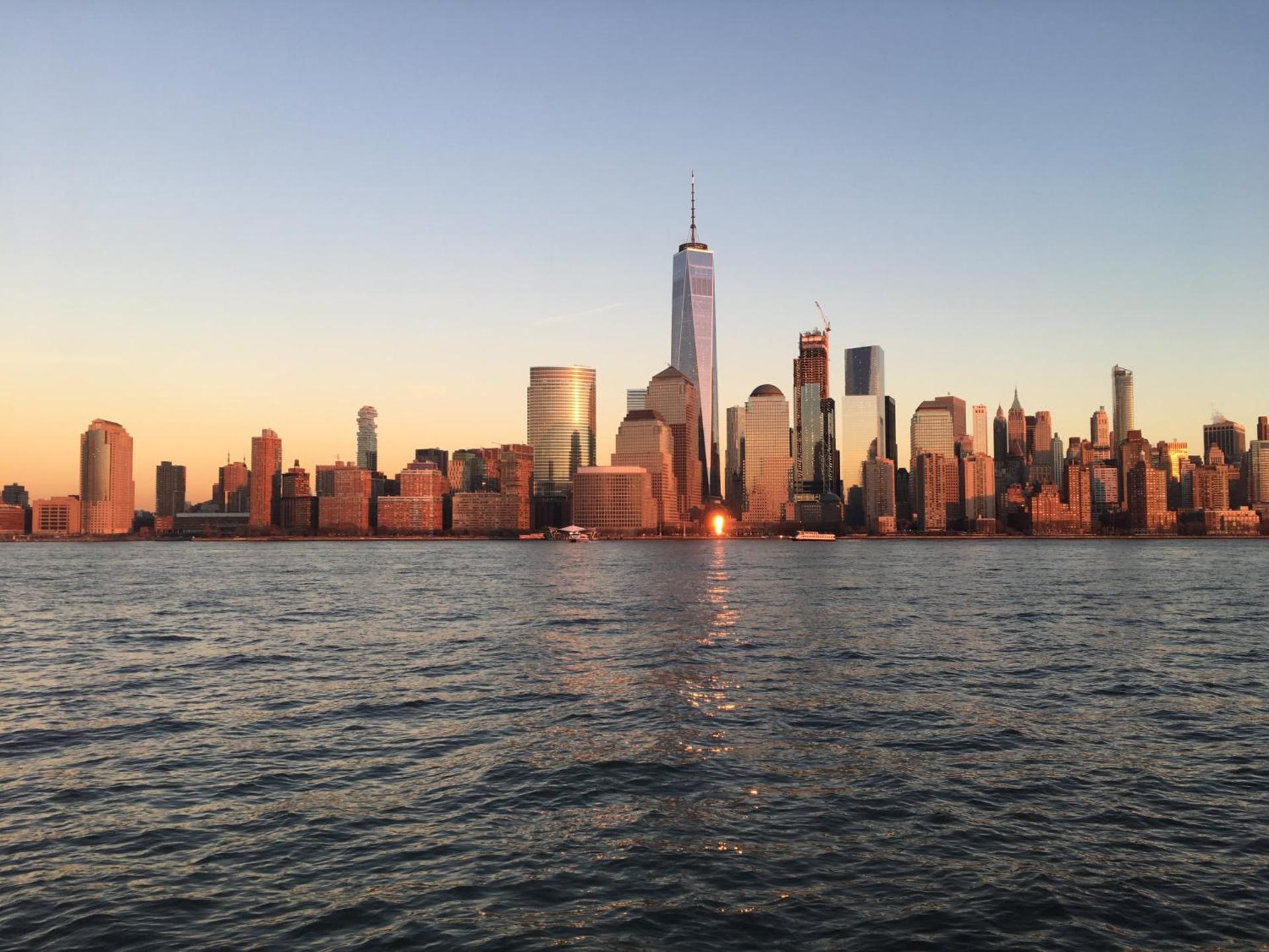 Spacious & Stylish 2BR Apartment Near Manhattan