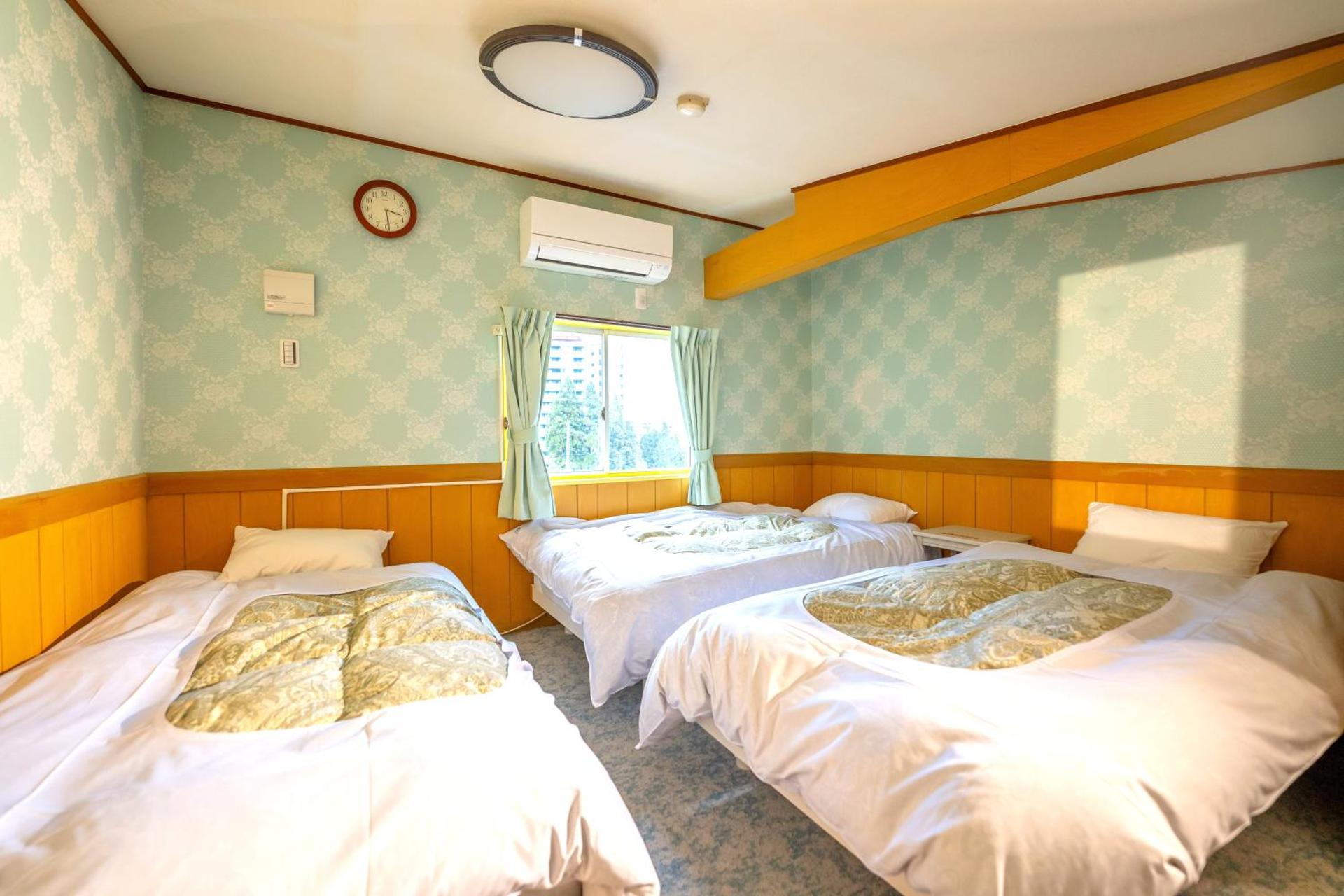 Chambre Triple avec Salle de Bains Commune