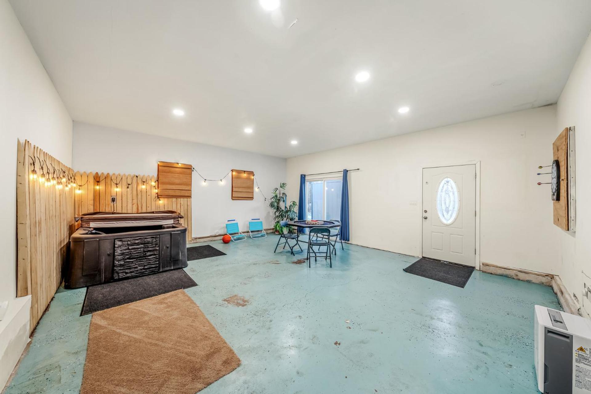 4BR Retreat with Hot Tub and Resort Style Amenities