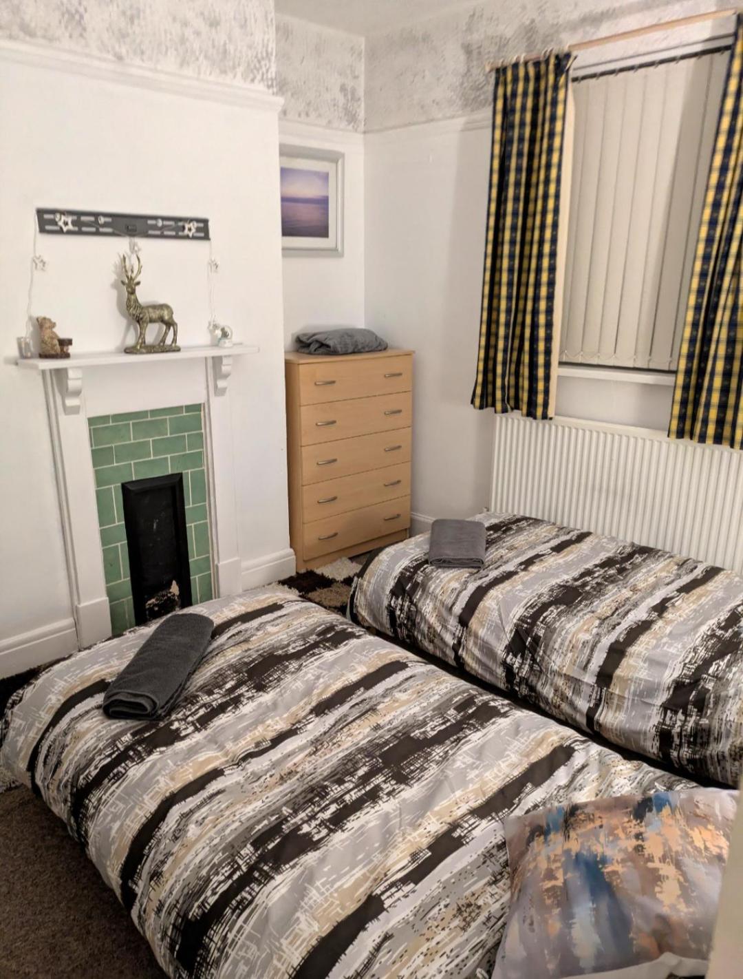 Special Offer Feb - March Only Close to City Center Bungalow walking distance to The Highcross, Abbey Park & Leicester City Long & Short Stays entire apartment own bathroom kitchen & lounge with off road parking LE4