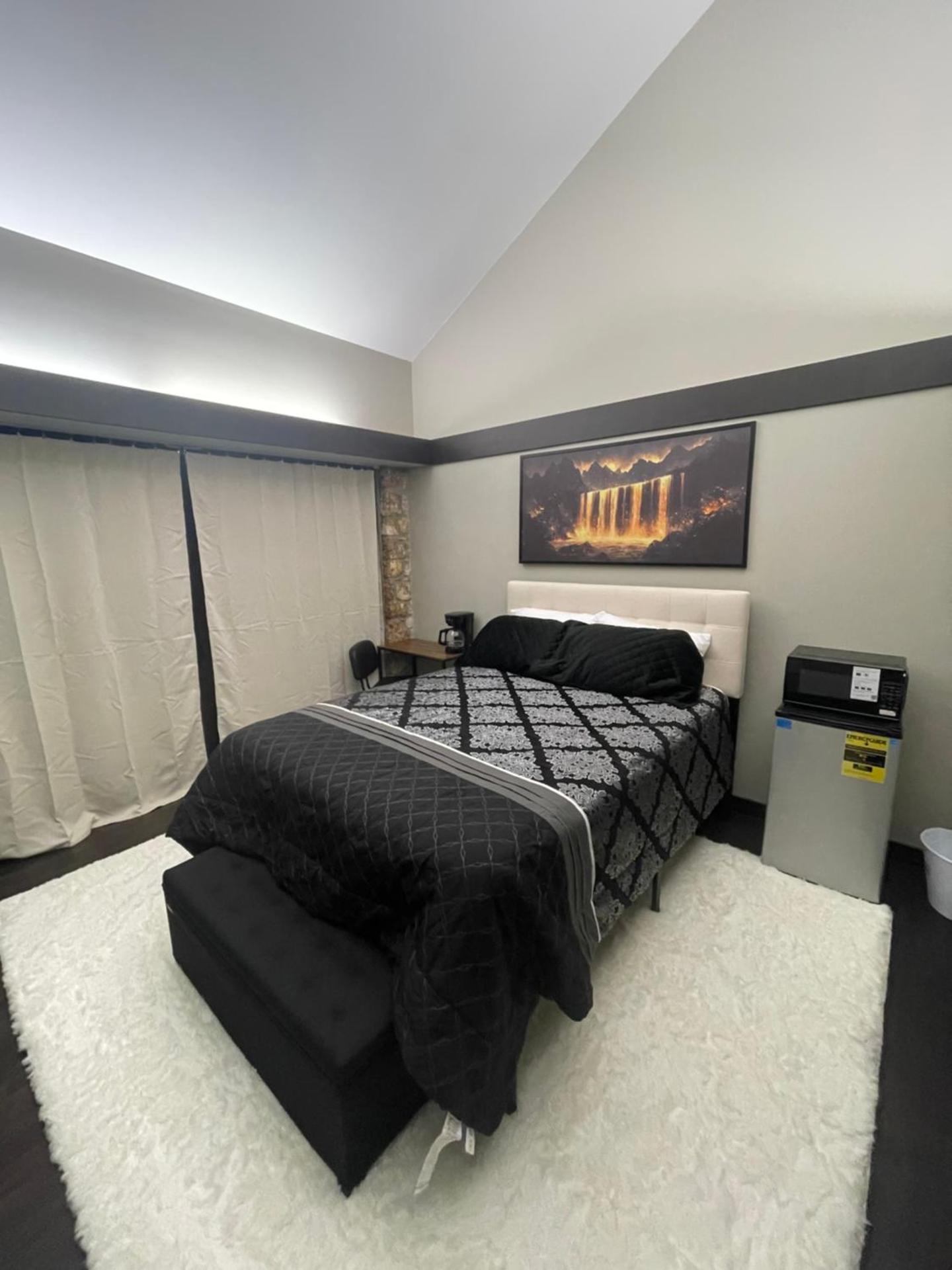 Hotel-Style Private Suite-Lake View-Gardens