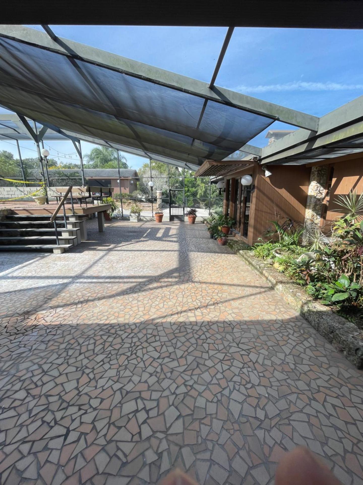 Suite med kingsize-seng og pooludsigt