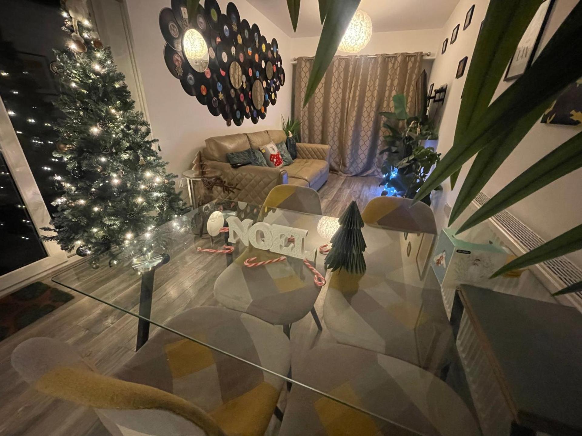 2 Bed Town Centre Apt in Porthcawl, parking, Wifi ,Sky & Netflix