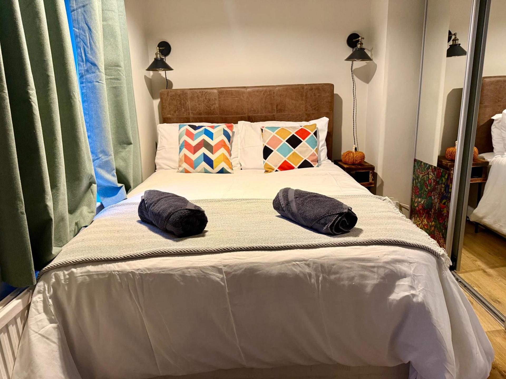 Sleeps up to 7 Perfect for Contractors Groups Stylish Home Free parking