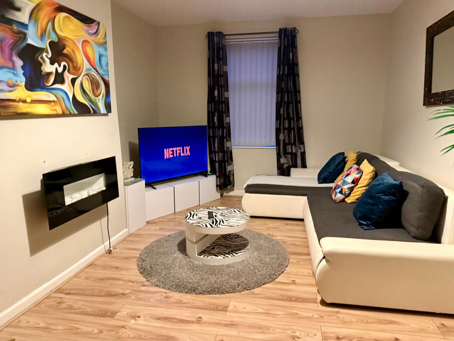 Sleeps up to 7 Perfect for Contractors Groups Stylish Home Free parking