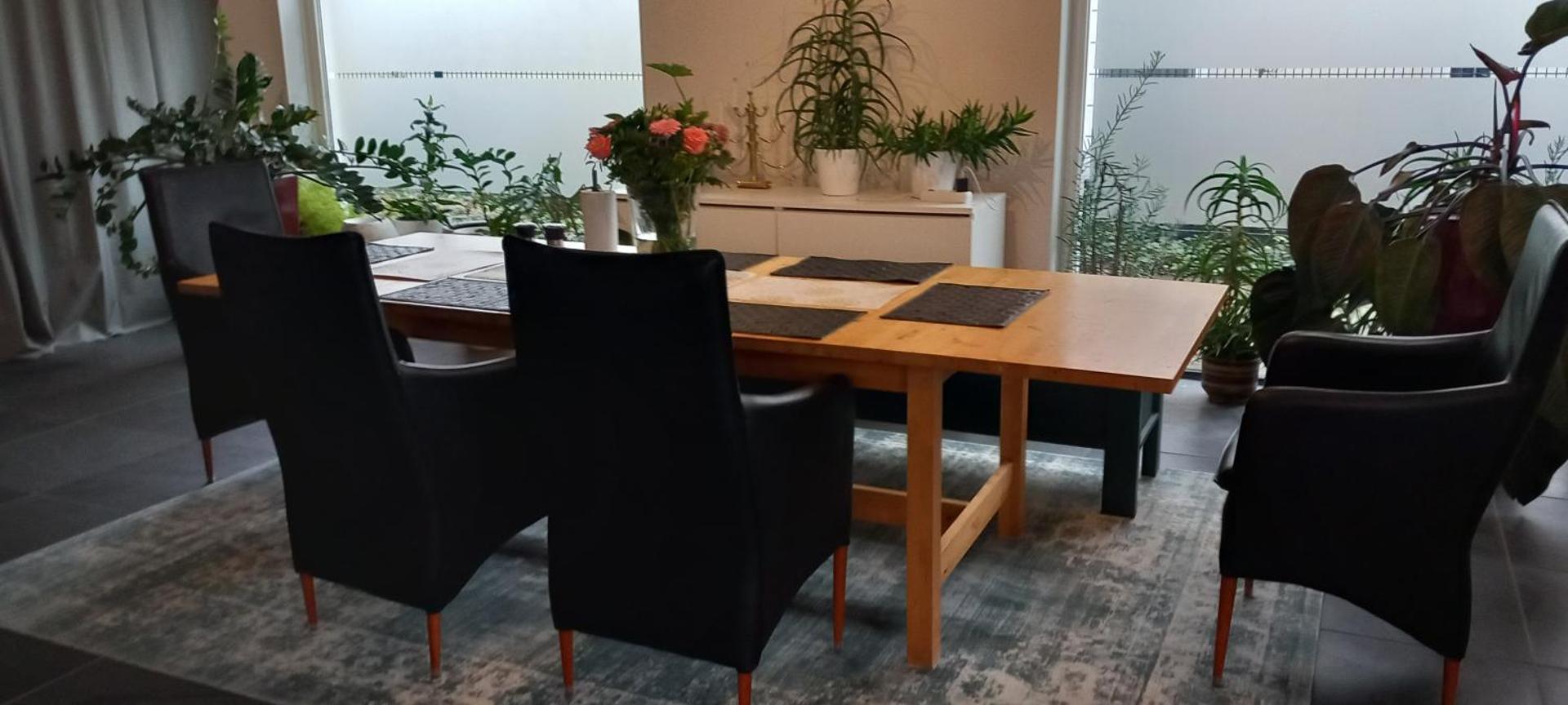 private rooms in luxury villa, free parking, close to the center