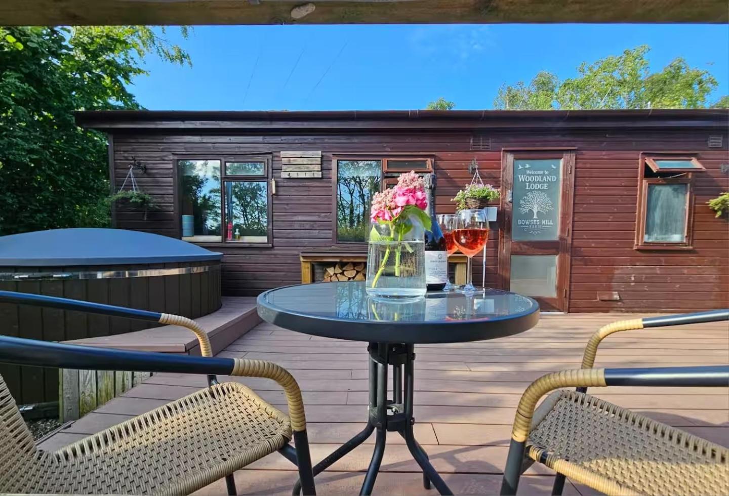 The Woodland Lodge - Wood Fired Hot Tub and Firepit