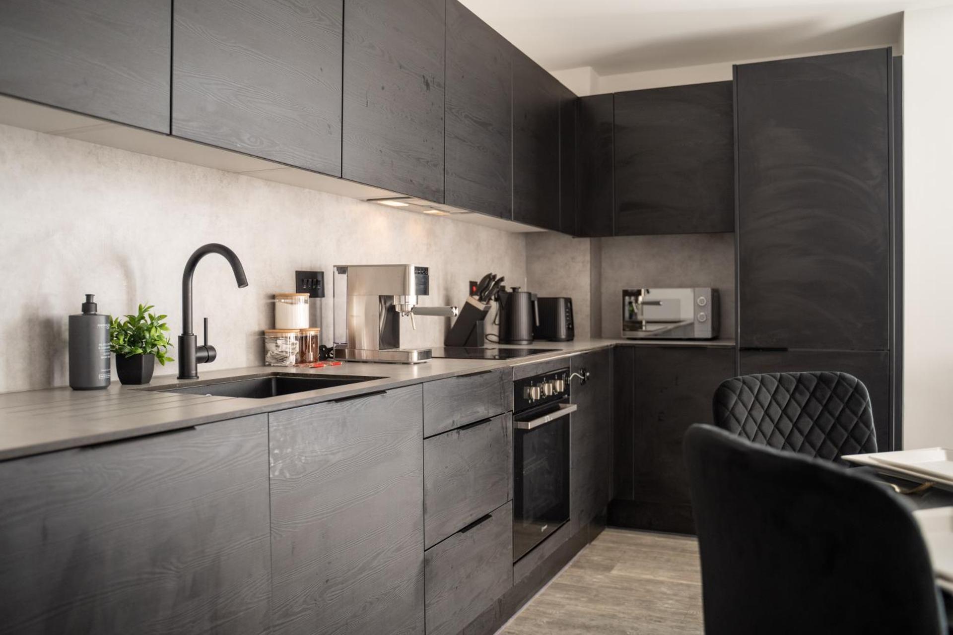 2 Bedroom - Old Trafford - Balcony - Free Parking