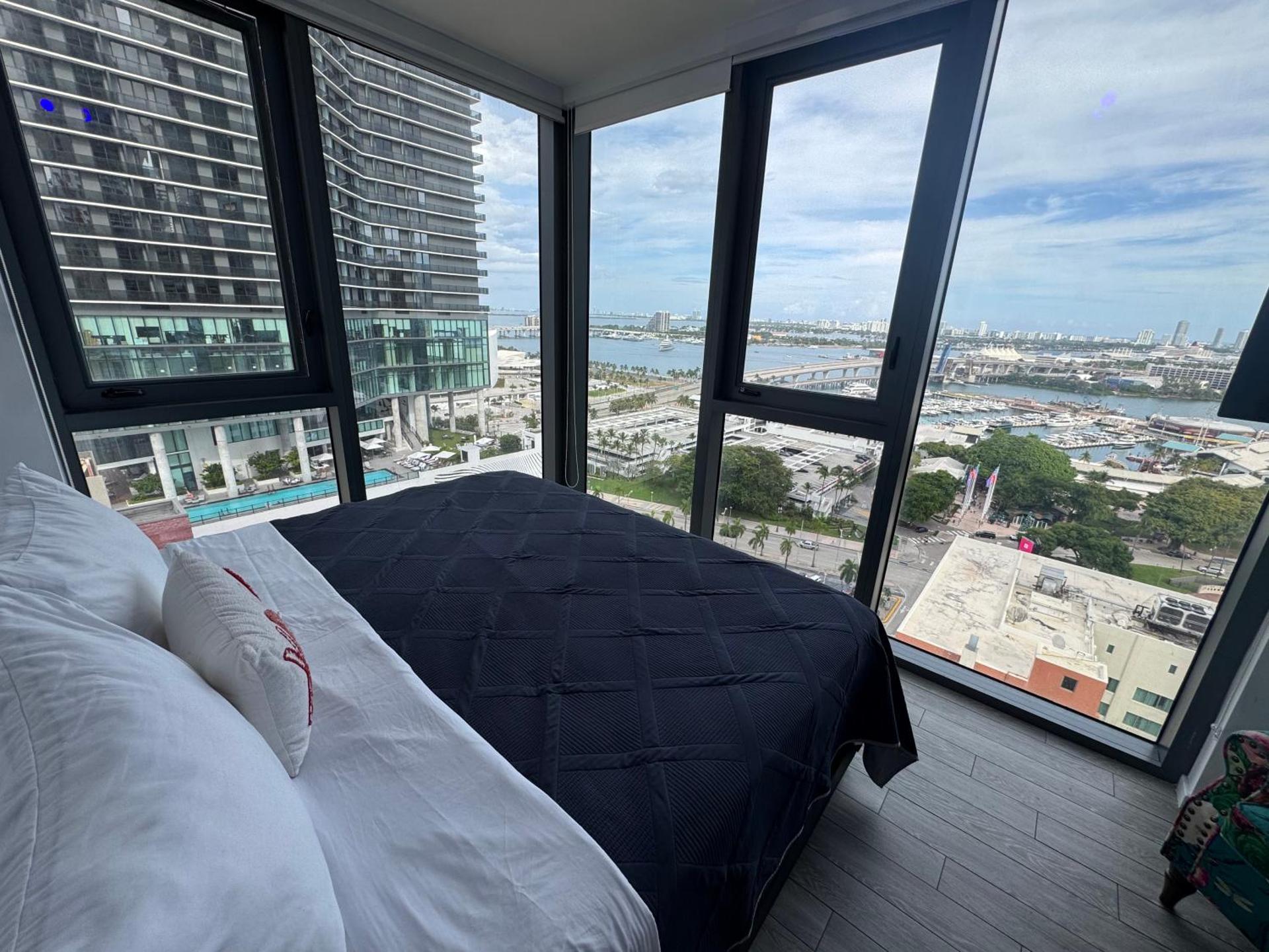 Spectacular corner 2BDR Downtown Miami