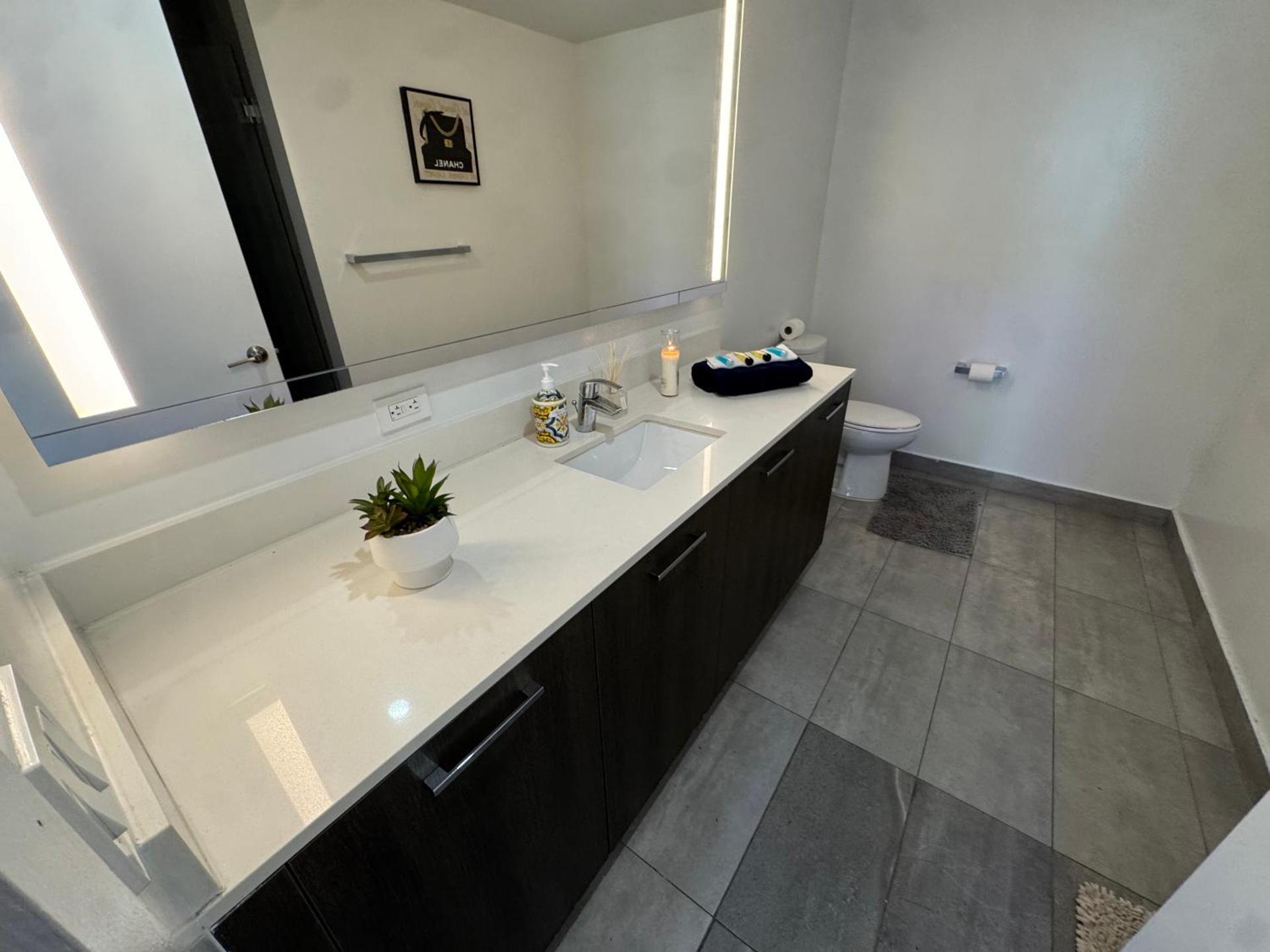 Spectacular corner 2BDR Downtown Miami