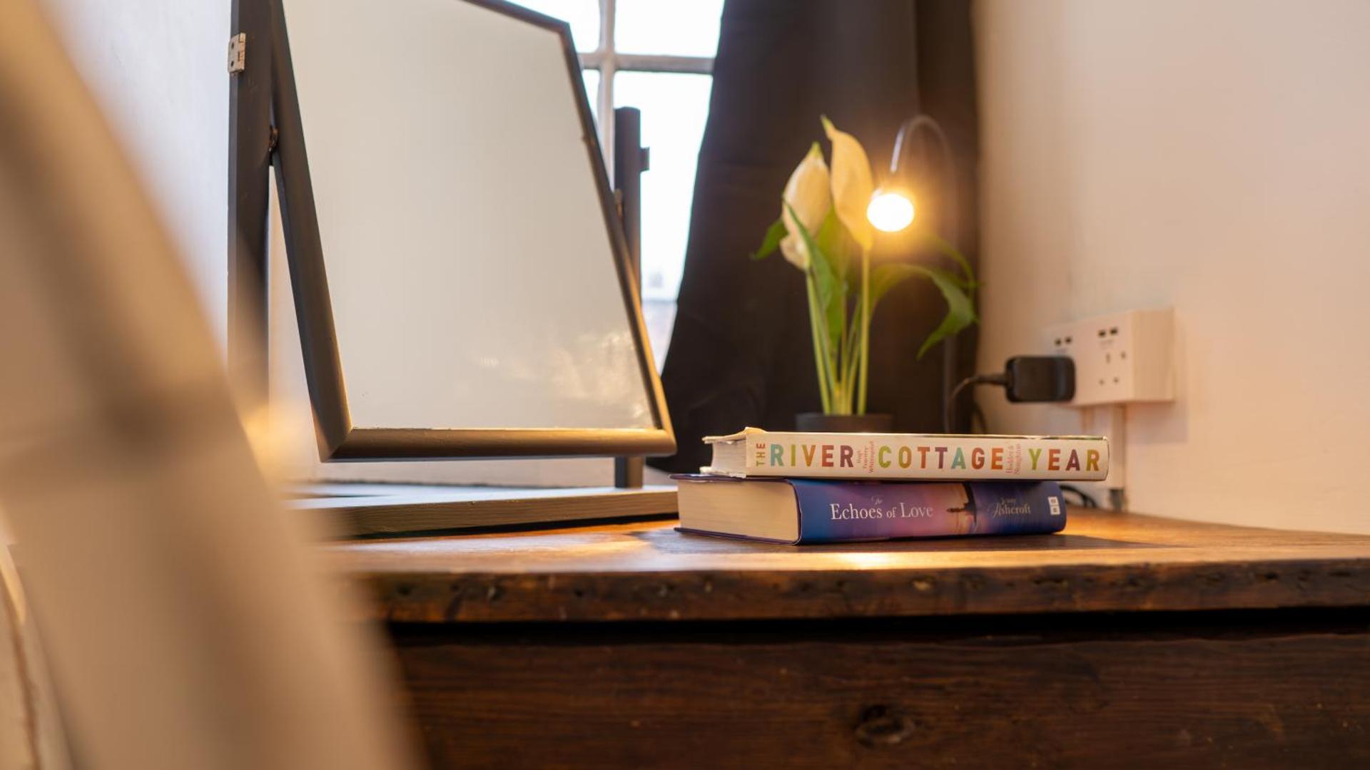 NEWLY Refurbed - Large Studio Apt With Private Parking