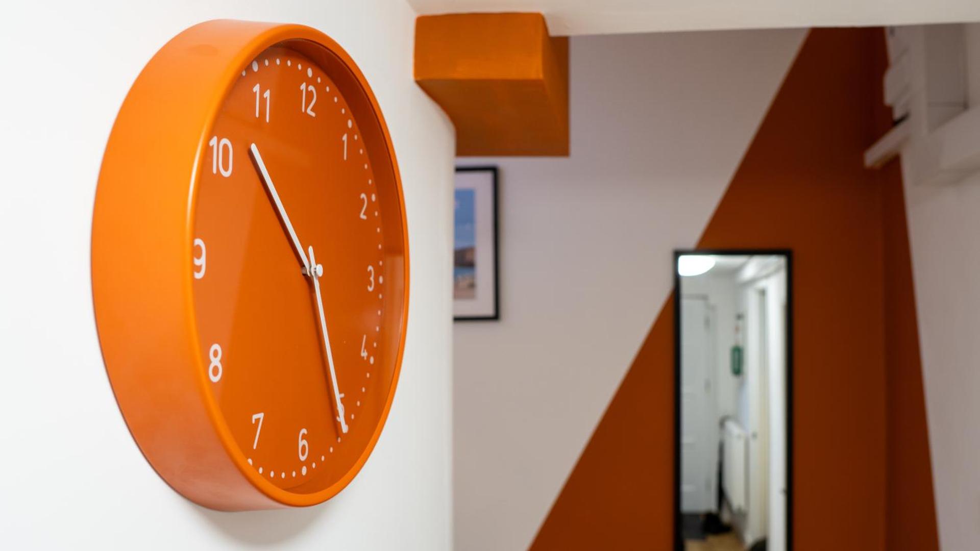 NEWLY Refurbed - Large Studio Apt With Private Parking