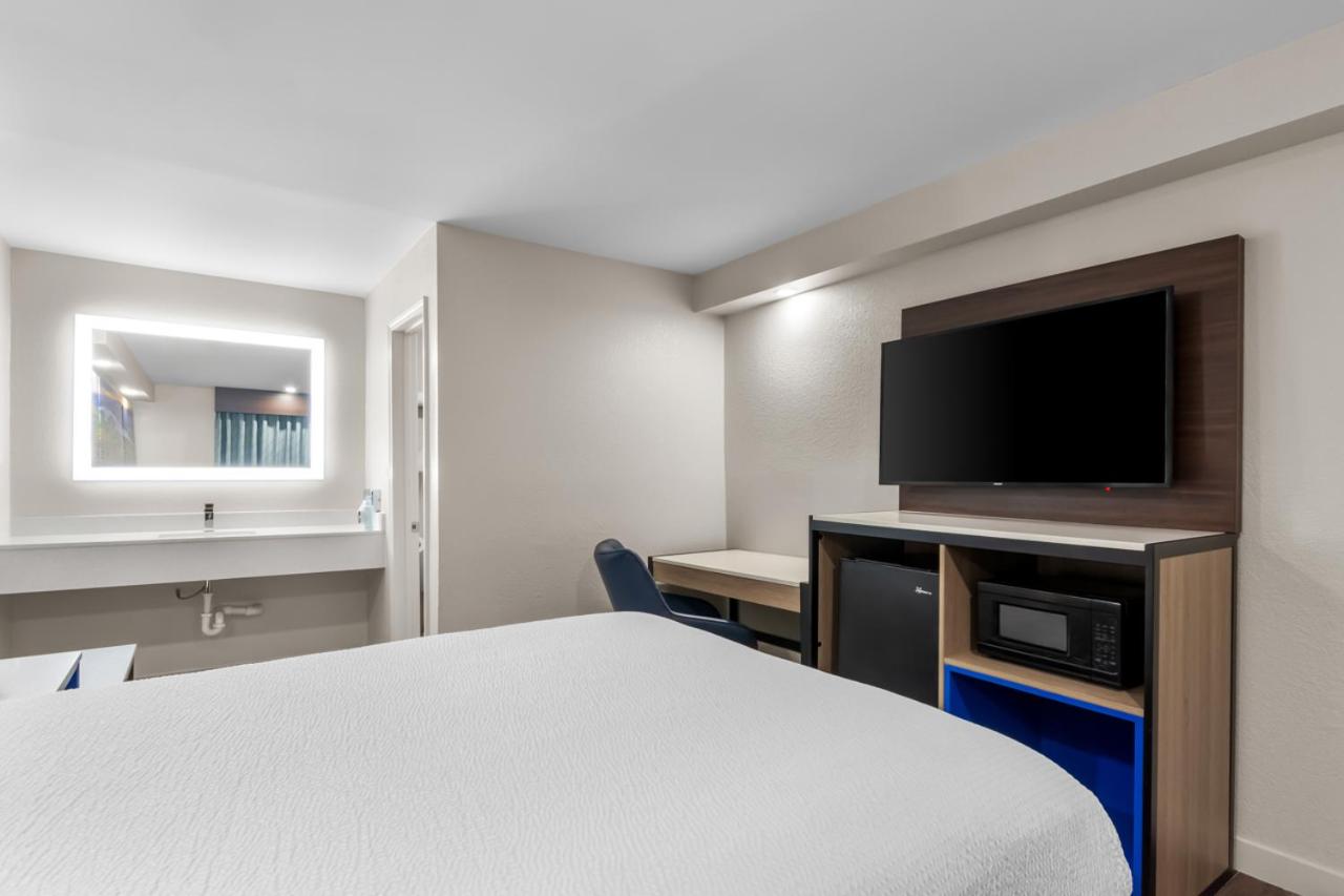 Queen Room - Non-Smoking