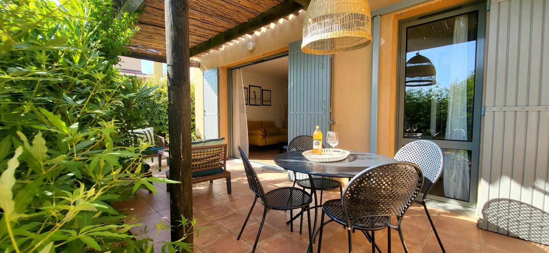 Côté Golf, bel appartement RDC avec terrasses dans Golf, piscine, tennis, à 5mn de l'Isle sur la Sorgue