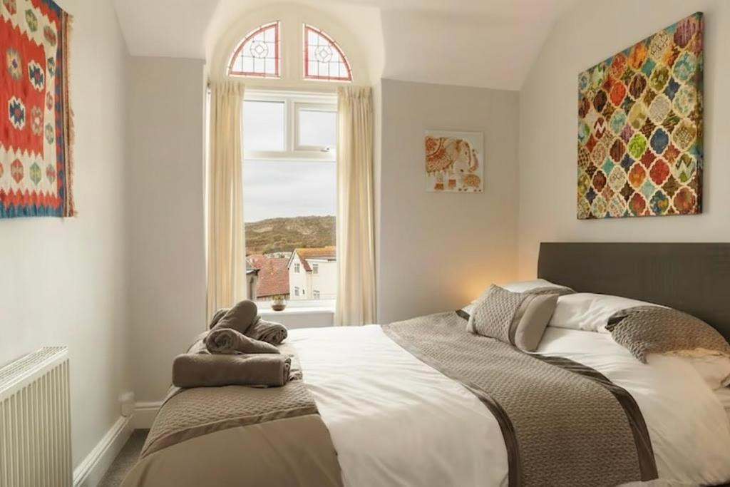 2BR Seaside Escape in Wales with Sea View