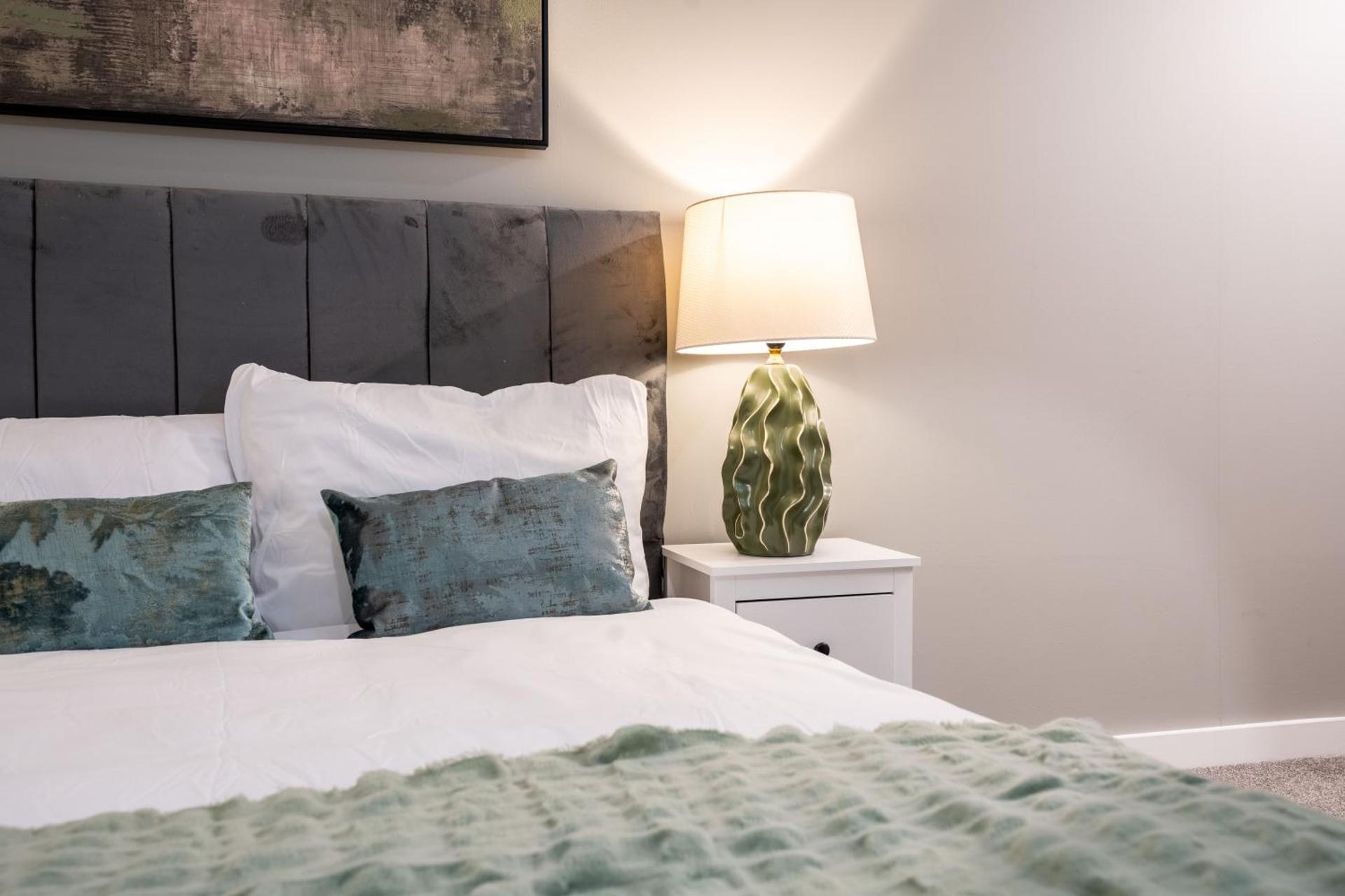 Leeds - Stylish City Stay with River Views - Sleeps 8