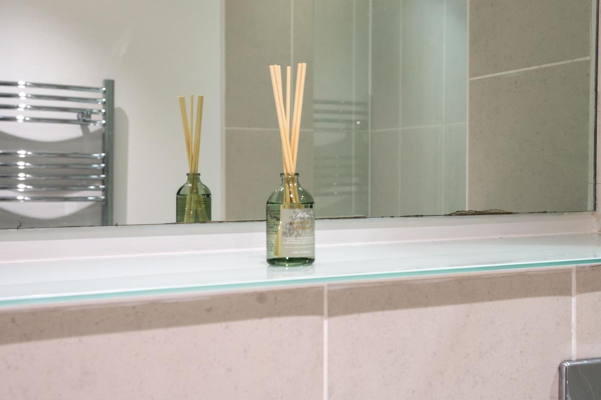 Leeds - Stylish City Stay with River Views - Sleeps 8