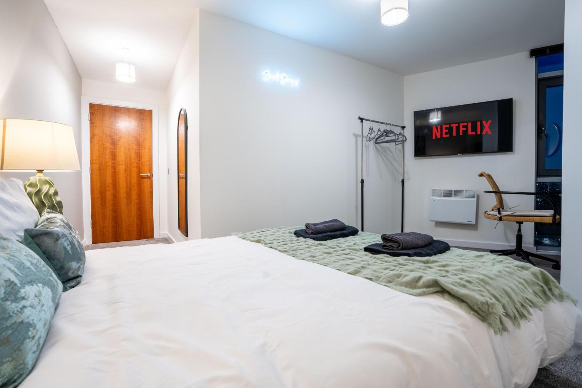 Leeds - Stylish City Stay with River Views - Sleeps 8