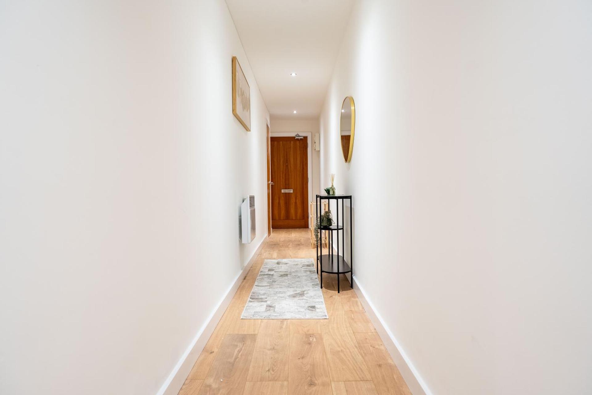 Leeds - Stylish City Stay with River Views - Sleeps 8