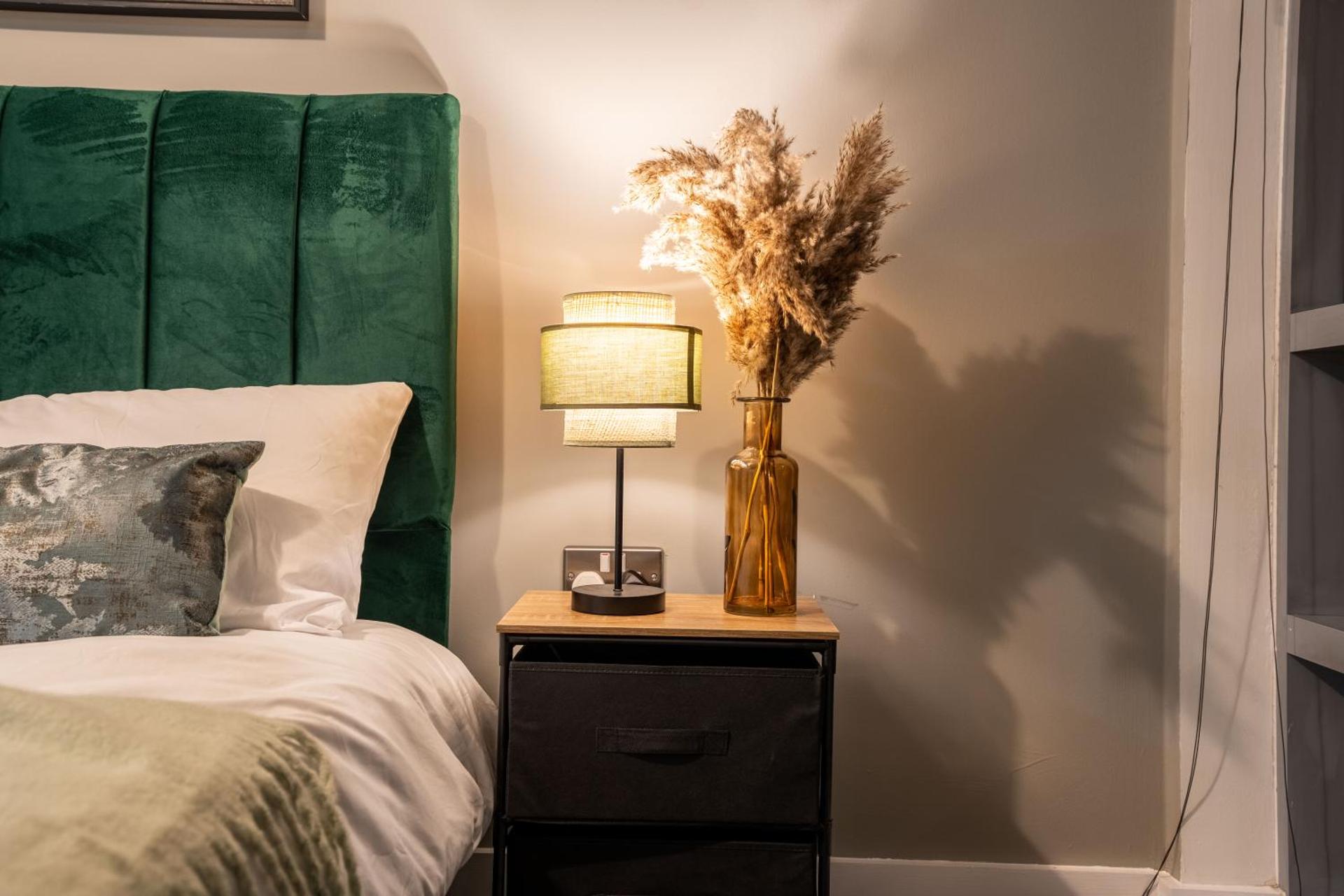 Leeds - Stylish City Stay with River Views - Sleeps 8