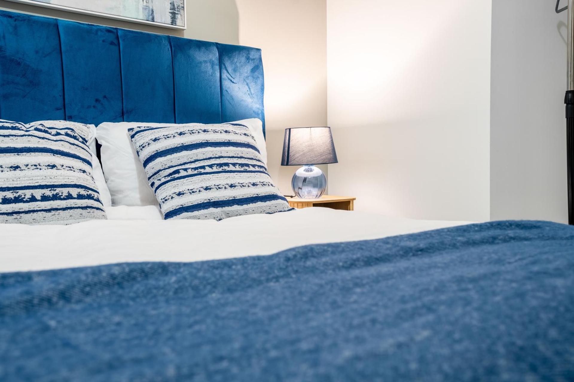 Leeds - Stylish City Stay with River Views - Sleeps 8