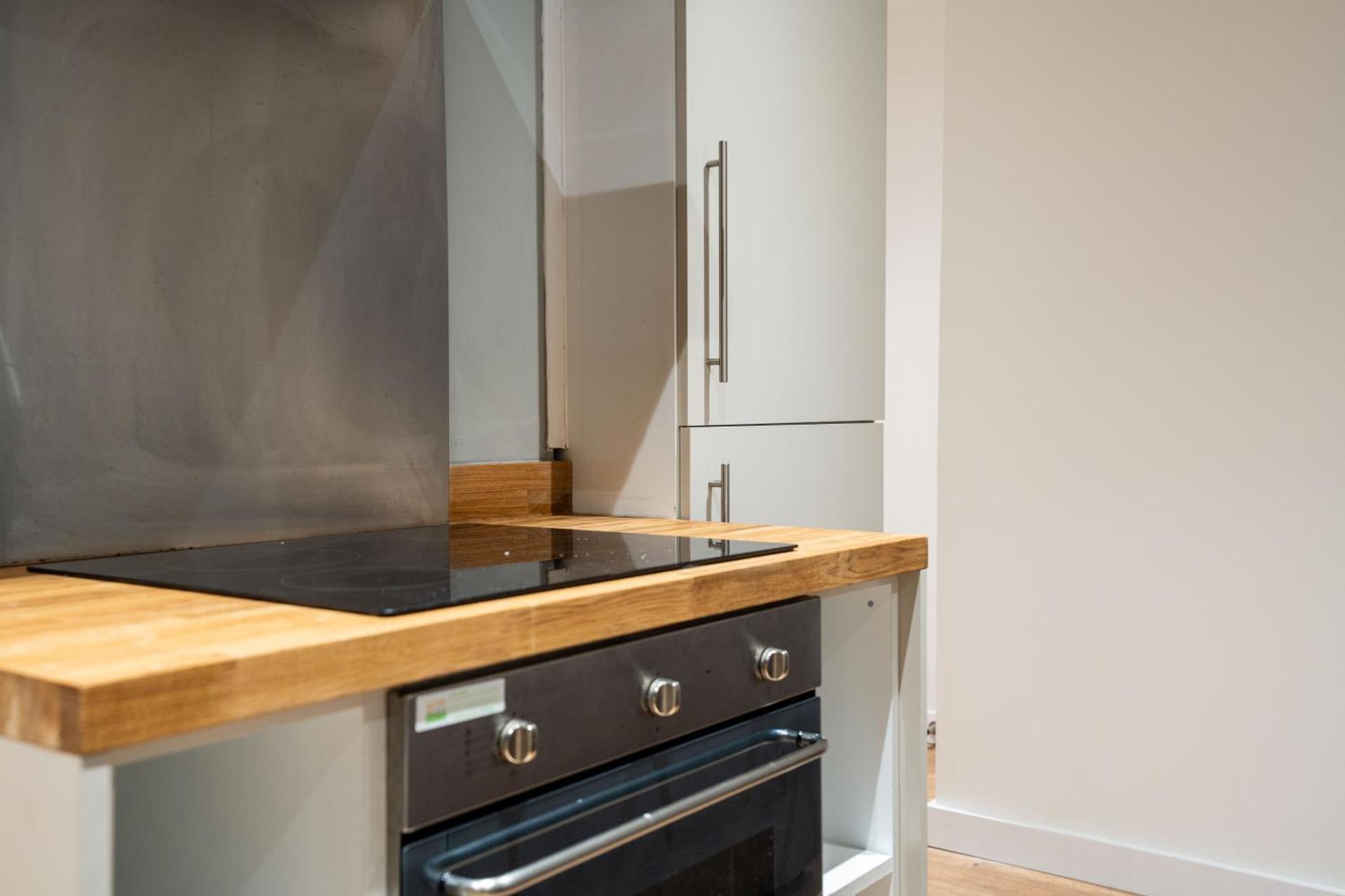 Leeds - Stylish City Stay with River Views - Sleeps 8