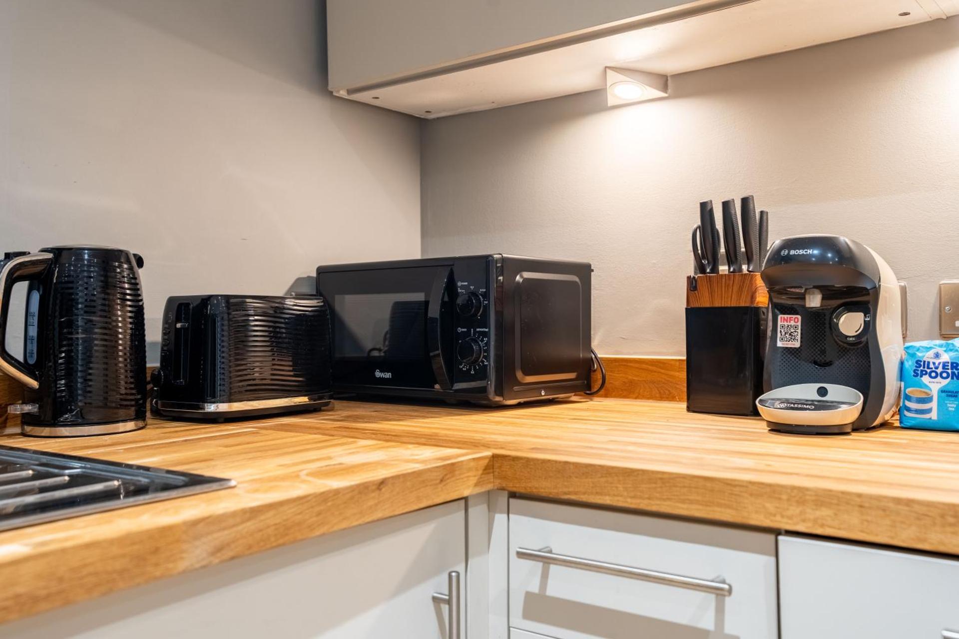 Leeds - Stylish City Stay with River Views - Sleeps 8