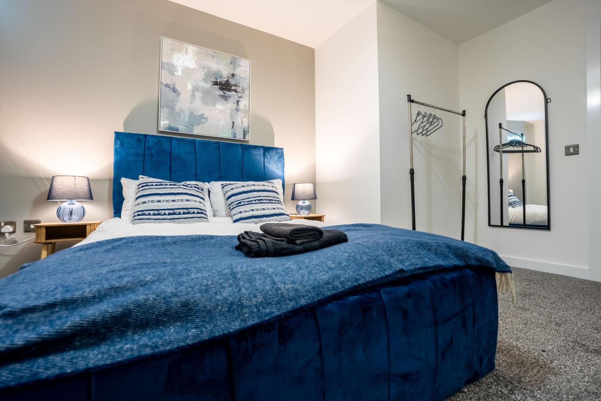 Leeds - Stylish City Stay with River Views - Sleeps 8