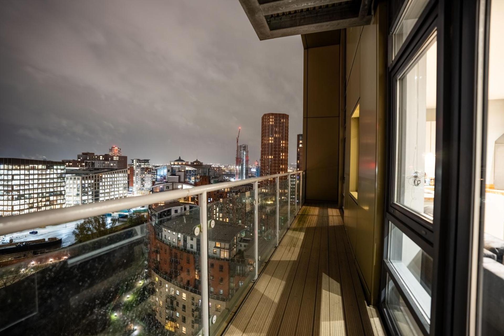 Leeds - Stylish City Stay with River Views - Sleeps 8