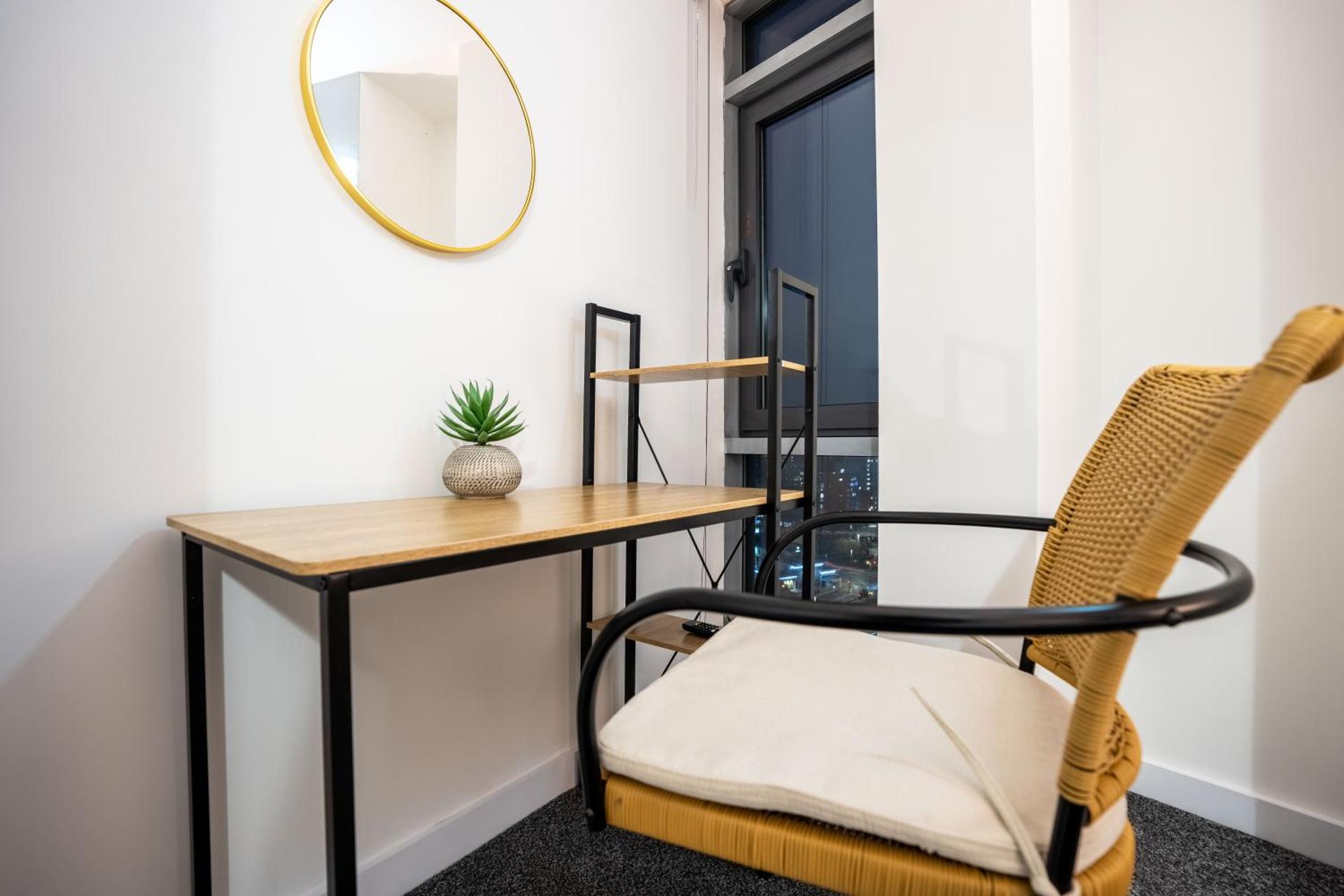 Leeds - Stylish City Stay with River Views - Sleeps 8