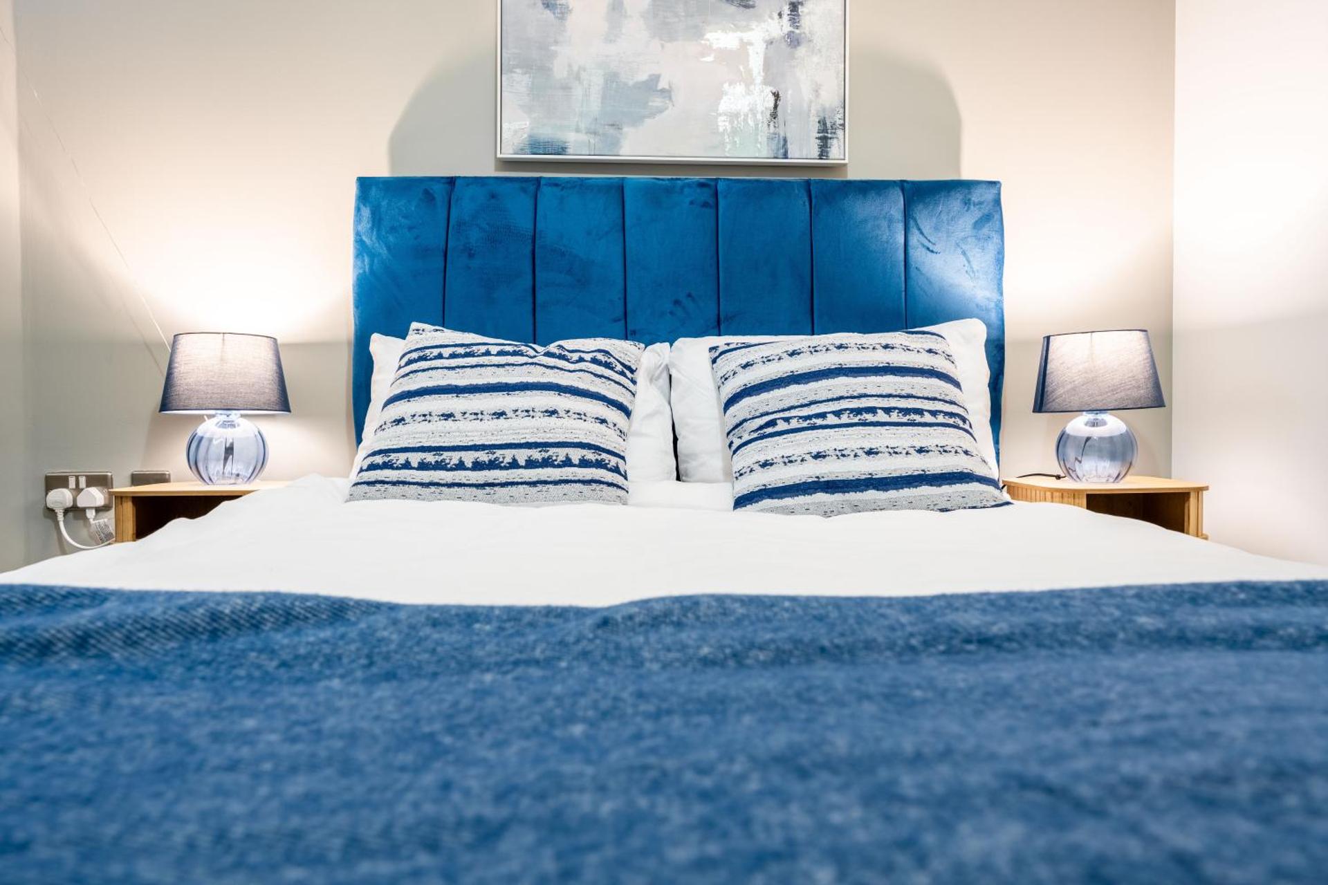 Leeds - Stylish City Stay with River Views - Sleeps 8