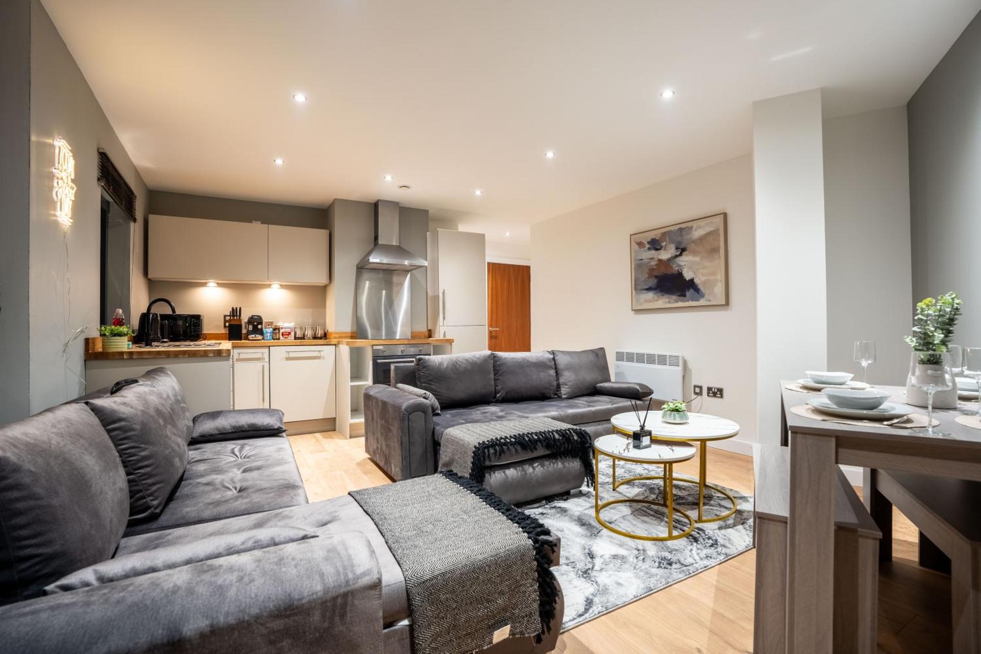 Leeds - Stylish City Stay with River Views - Sleeps 8