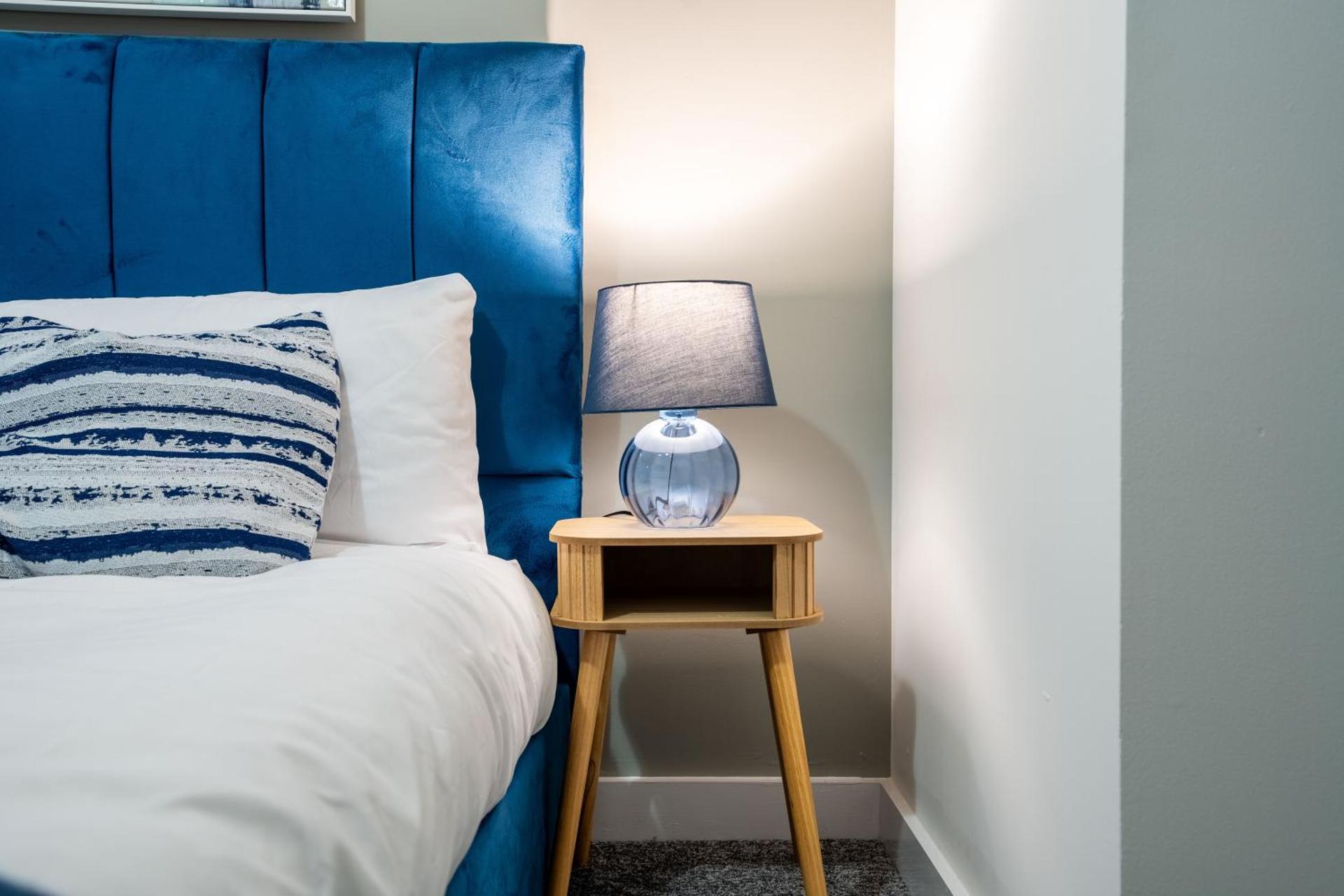 Leeds - Stylish City Stay with River Views - Sleeps 8