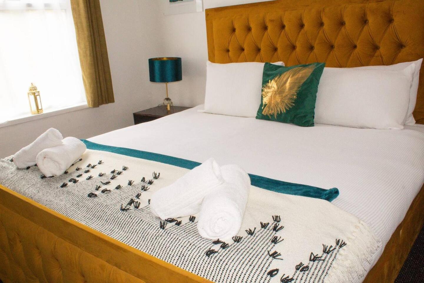 Central Location! 15 mins to Airport 2 mins to High Street and Station FREE PARKING!!