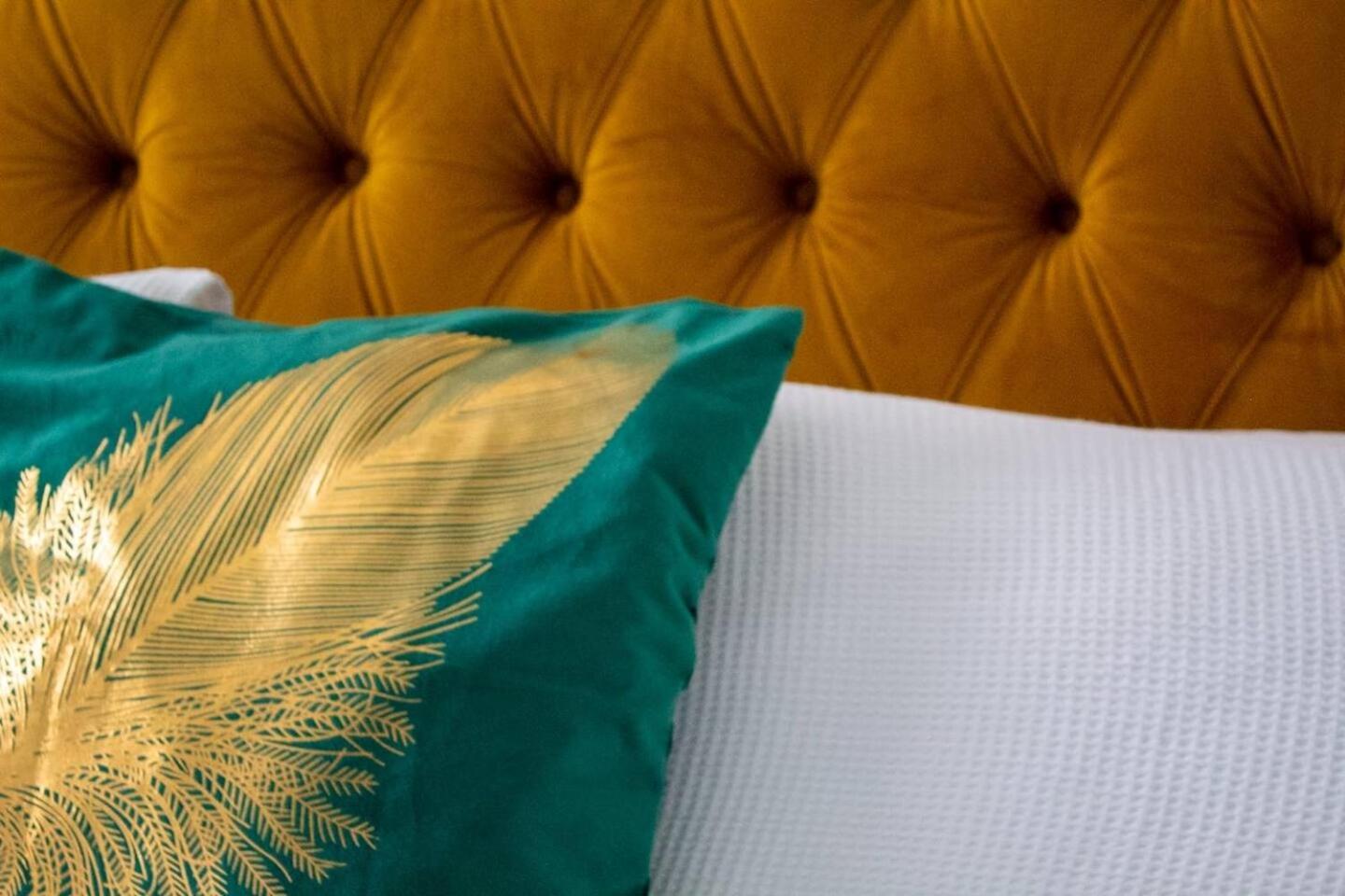 Central Location! 15 mins to Airport 2 mins to High Street and Station FREE PARKING!!