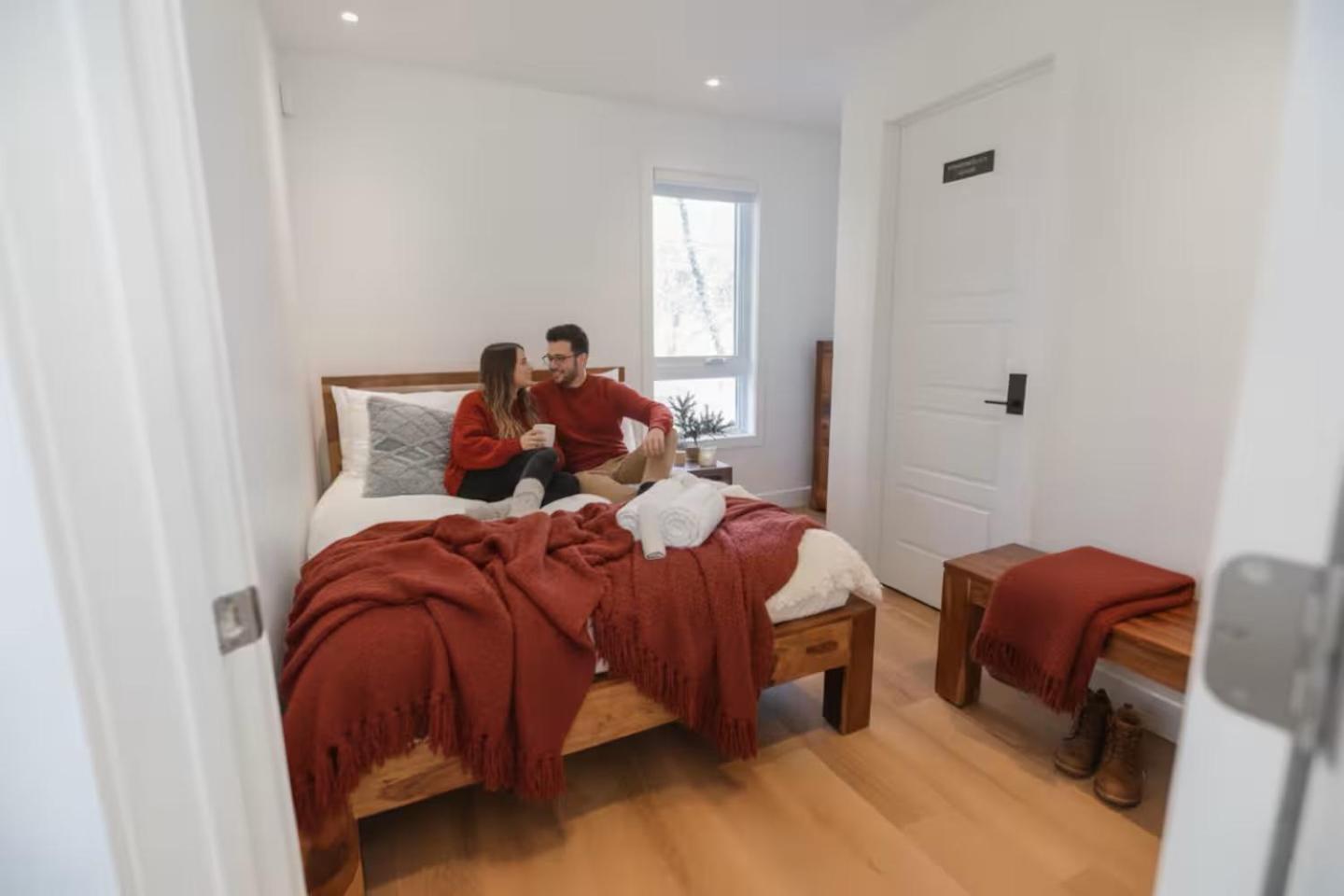 Chalet Élios , Private Hot Tub & Games, Ski