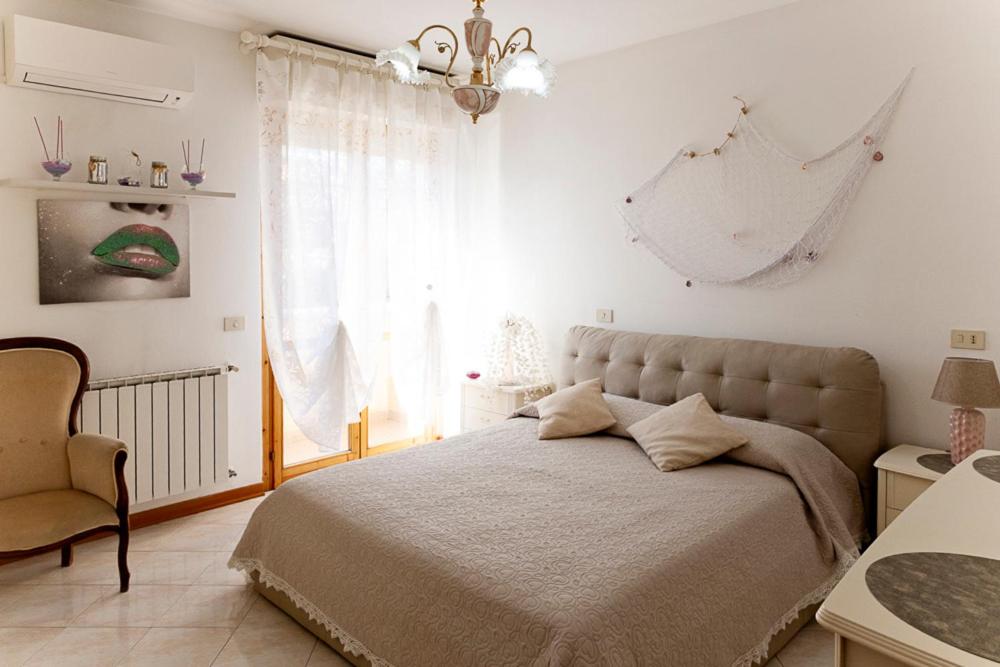 Bellissima stanza con parcheggio gratuito