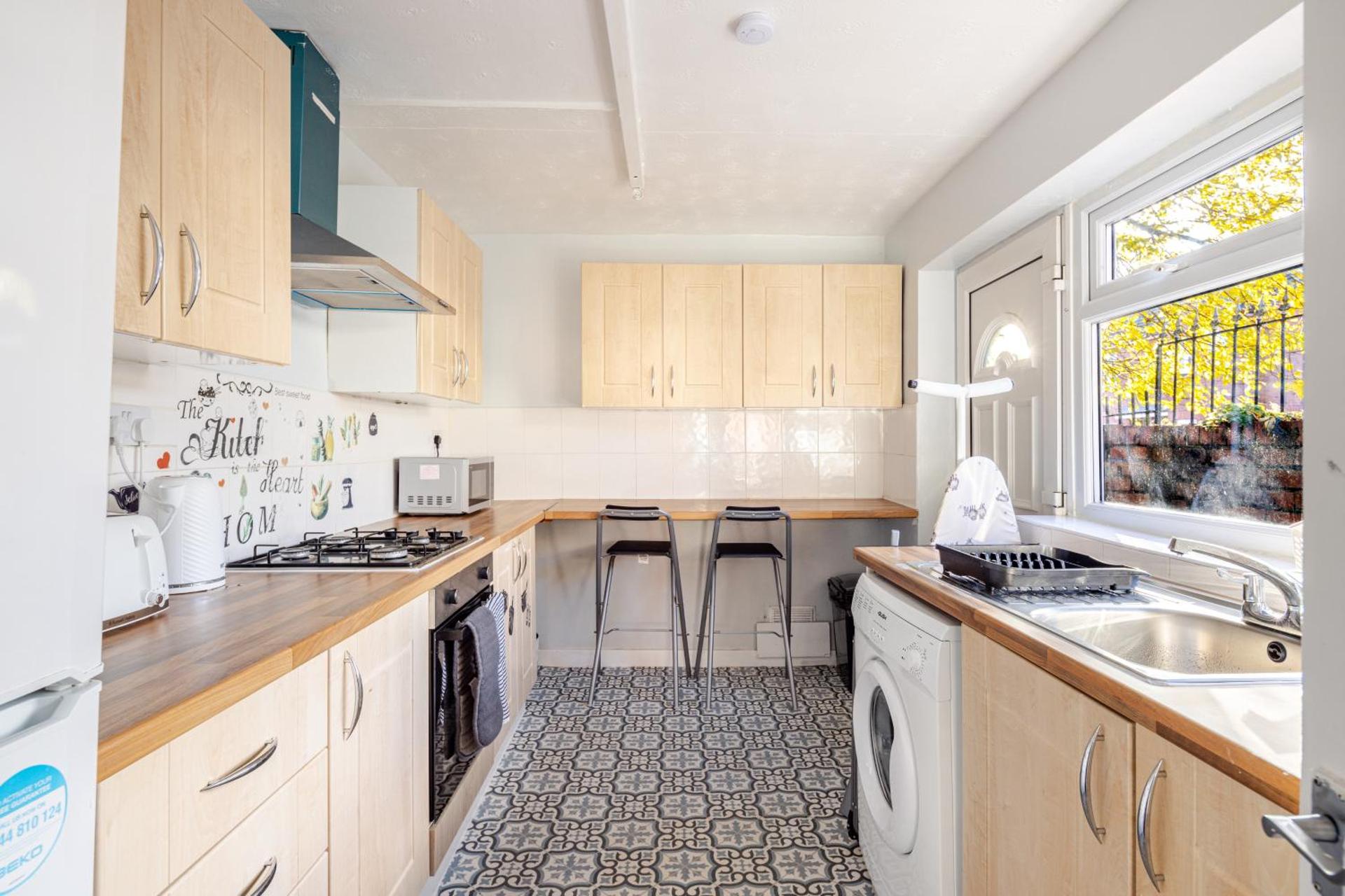 2 Bedroom House with Free Parking