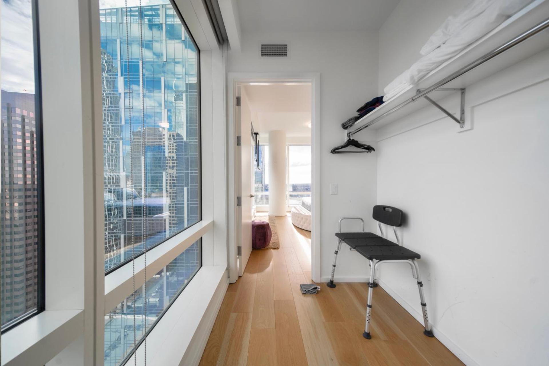 Lavish High-Rise 2bed Apt in the Hearth of Downtown LA